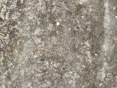 Açık alandaki beton zeminin yüzey dokusu yaştan dolayı hava koşullarına bağlı olarak.