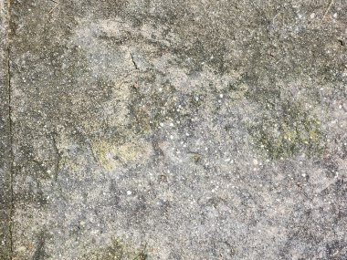 Açık alandaki beton zeminin yüzey dokusu yaştan dolayı hava koşullarına bağlı olarak.