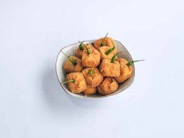 Akşamüstü atıştırması olarak tost ve kırmızı biber. Beyaz arkaplanda izole