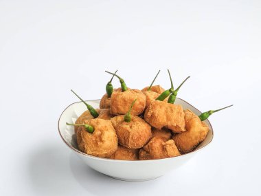 Akşamüstü atıştırması olarak tost ve kırmızı biber. Beyaz arkaplanda izole