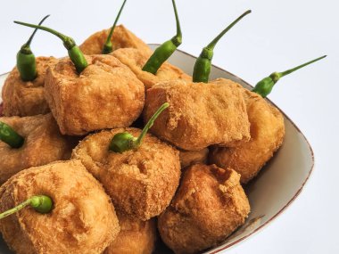 Akşamüstü atıştırması olarak tost ve kırmızı biber. Beyaz arkaplanda izole
