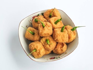 Akşamüstü atıştırması olarak tost ve kırmızı biber. Beyaz arkaplanda izole