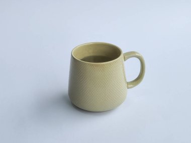 Beyaz arkaplanda izole edilmiş suyla dolu seramik cam.