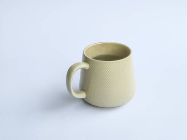 Beyaz arkaplanda izole edilmiş suyla dolu seramik cam.