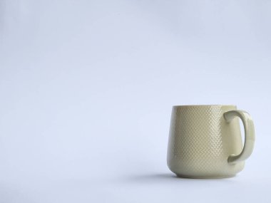 Beyaz arkaplanda izole edilmiş suyla dolu seramik cam.