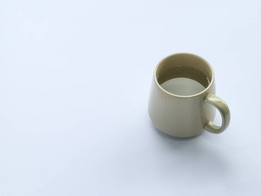 Beyaz arkaplanda izole edilmiş suyla dolu seramik cam.