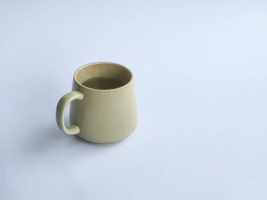 Beyaz arkaplanda izole edilmiş suyla dolu seramik cam.