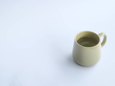 Beyaz arkaplanda izole edilmiş suyla dolu seramik cam.