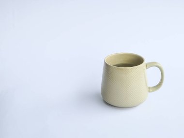 Beyaz arkaplanda izole edilmiş suyla dolu seramik cam.