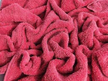 Beyaz arka planda yumuşak pamuklu kumaşlı buruşuk havlu yüzey dokusu