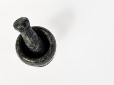 Beyaz zemin üzerinde siyah mermer harç ve tokmak izole