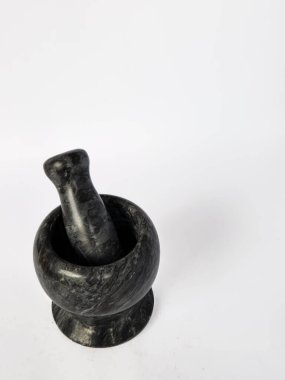 Beyaz zemin üzerinde siyah mermer harç ve tokmak izole