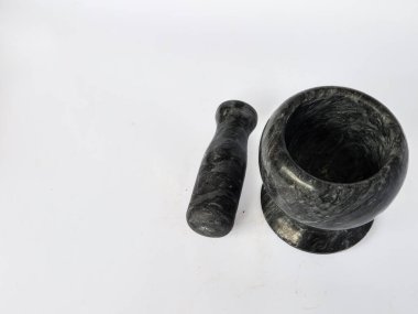 Beyaz zemin üzerinde siyah mermer harç ve tokmak izole