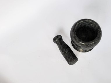 Beyaz zemin üzerinde siyah mermer harç ve tokmak izole