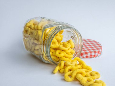 8 numaralı çipler, Batı Sumatra, Endonezya 'dan beyaz arka planda izole edilmiş tipik bir aperatif.