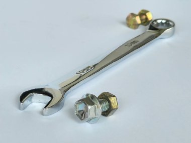 İngiliz anahtarı, civata ve somunlar beyaz arka planda 10 mm boyunda izole edilmiş.