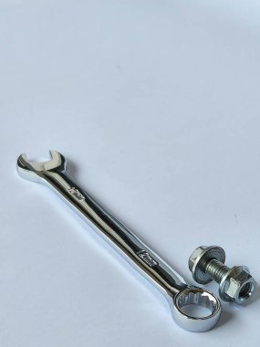 İngiliz anahtarı, cıvata ve somun beyaz arka planda 10 mm boyunda izole
