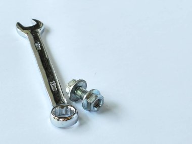 İngiliz anahtarı, cıvata ve somun beyaz arka planda 10 mm boyunda izole