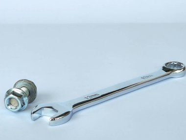 İngiliz anahtarı, cıvata ve somun beyaz arka planda 10 mm boyunda izole