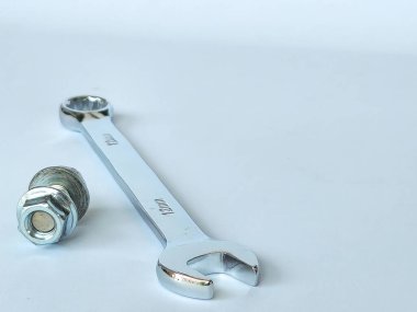 İngiliz anahtarı, cıvata ve somun beyaz arka planda 10 mm boyunda izole