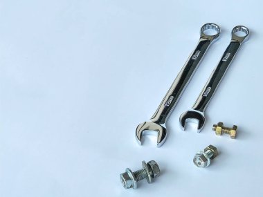 iki anahtar 10 ve 12 mm, civata ve fındık beyaz arka planda izole