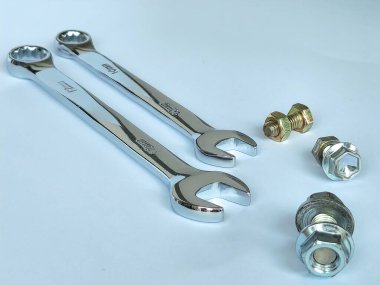 iki anahtar 10 ve 12 mm, civata ve fındık beyaz arka planda izole