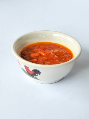 Beyaz arka planda izole edilmiş kırmızı biber tabağı.