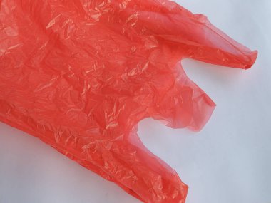 Şeffaf kırmızı kırışık beyaz arka planı olan plastik poşet.