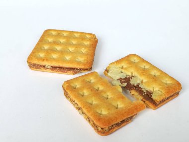 Beyaz arka planda çikolata kremalı iki katmanlı çıtır bisküviler.