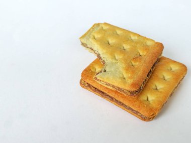 İki katmanlı çıtır bisküvi ve beyaz arka planda ısırık izleri var.