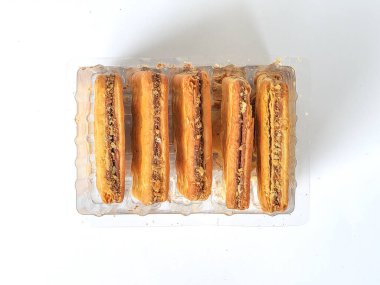 Beyaz arka planda izole edilmiş şeffaf plastik ambalajda çikolata kremalı çıtır iki katlı bisküvi.