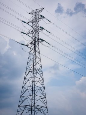 Yüksek voltajlı elektrik kabloları olan çelik inşaat kulesi.