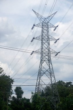 Yüksek voltajlı elektrik kabloları olan çelik inşaat kulesi.