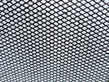 Evin pervazındaki sivrisineklerden korunmak için alüminyum kablodan ince dokuma yüzey dokusu bulanık bir arka planı var.