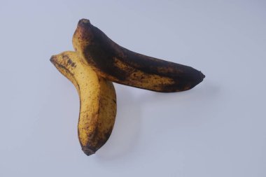 Beyaz arka planda izole edilmiş olgun ve neredeyse çürümüş bir muz.