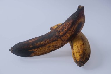 Beyaz arka planda izole edilmiş olgun ve neredeyse çürümüş bir muz.