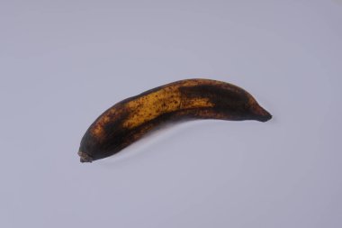 Beyaz arkaplanda izole edilmiş olgun muz