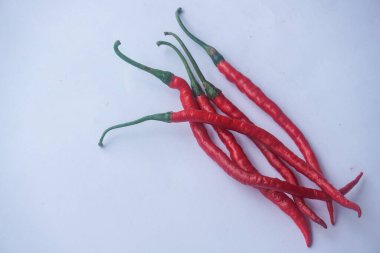 Beyaz arkaplanda izole edilmiş yemek malzemeleri için kırmızı biber.