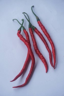 Beyaz arkaplanda izole edilmiş yemek malzemeleri için kırmızı biber.