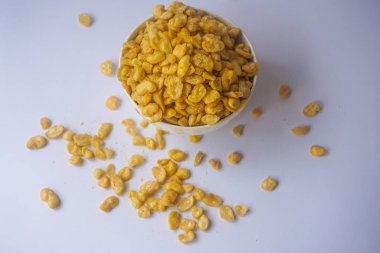 Beyaz arka planda izole edilmiş kasede tuzlu fıstık atıştırmalığı.