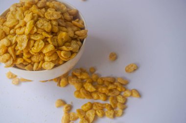 Beyaz arka planda izole edilmiş kasede tuzlu fıstık atıştırmalığı.