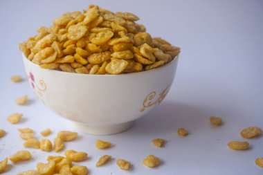 Beyaz arka planda izole edilmiş kasede tuzlu fıstık atıştırmalığı.