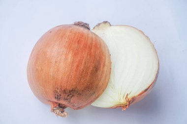 Beyaz arkaplanda iki parçaya ayrılmış soğan ya da Allium cepa L 'nin iç yüzey dokusu