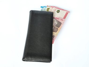 Rupiah banknotları beyaz arka planda izole edilmiş deri cüzdan