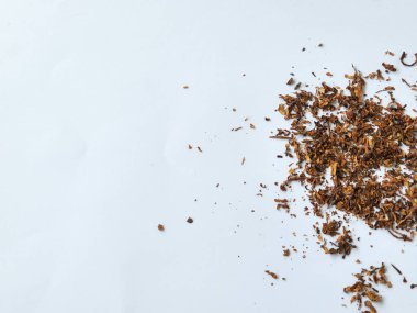 Beyaz arkaplanda izole edilmiş tütün yığını