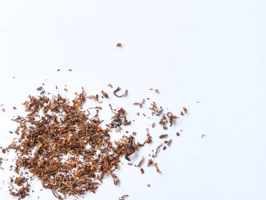 Beyaz arkaplanda izole edilmiş tütün yığını