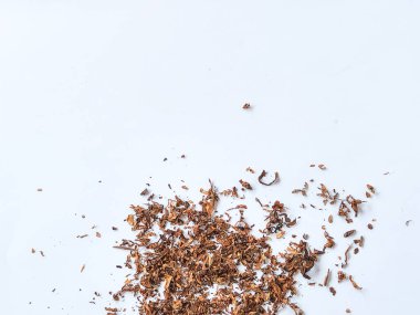 Beyaz arkaplanda izole edilmiş tütün yığını