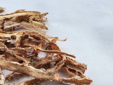 Beyaz arka plan üzerinde izole talaş yığını