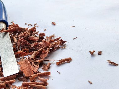 Beyaz arka planda izole edilmiş odun talaşı ve keski yığını.