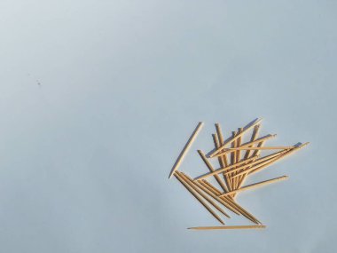 Bir yığın bambu kürdanı. Beyaz arka planda sadece bir sivri kenarı var.